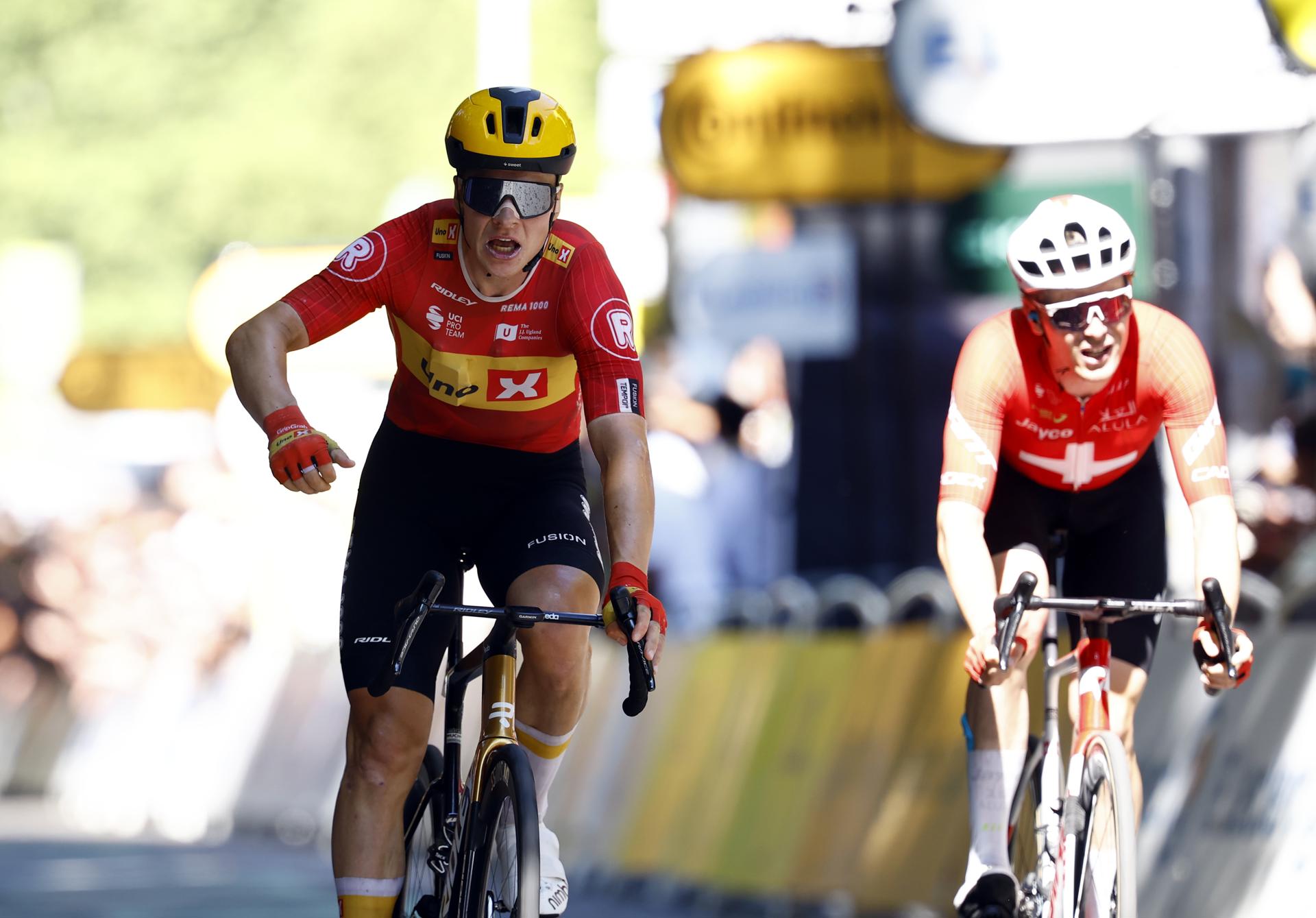 Toulouse (France), 16/07/2025.- Norwegian rider Jonas Abrahamsen (L) of Uno-X Mobility team wins ahead of Swiss rider Mauro Schmid of Team Jayco AlUla the 11th stage of the Tour de France cycling race over 156.8km around Toulouse, France, 16 July 2025. (Ciclismo, Francia) EFE/EPA/MARTIN DIVISEK
