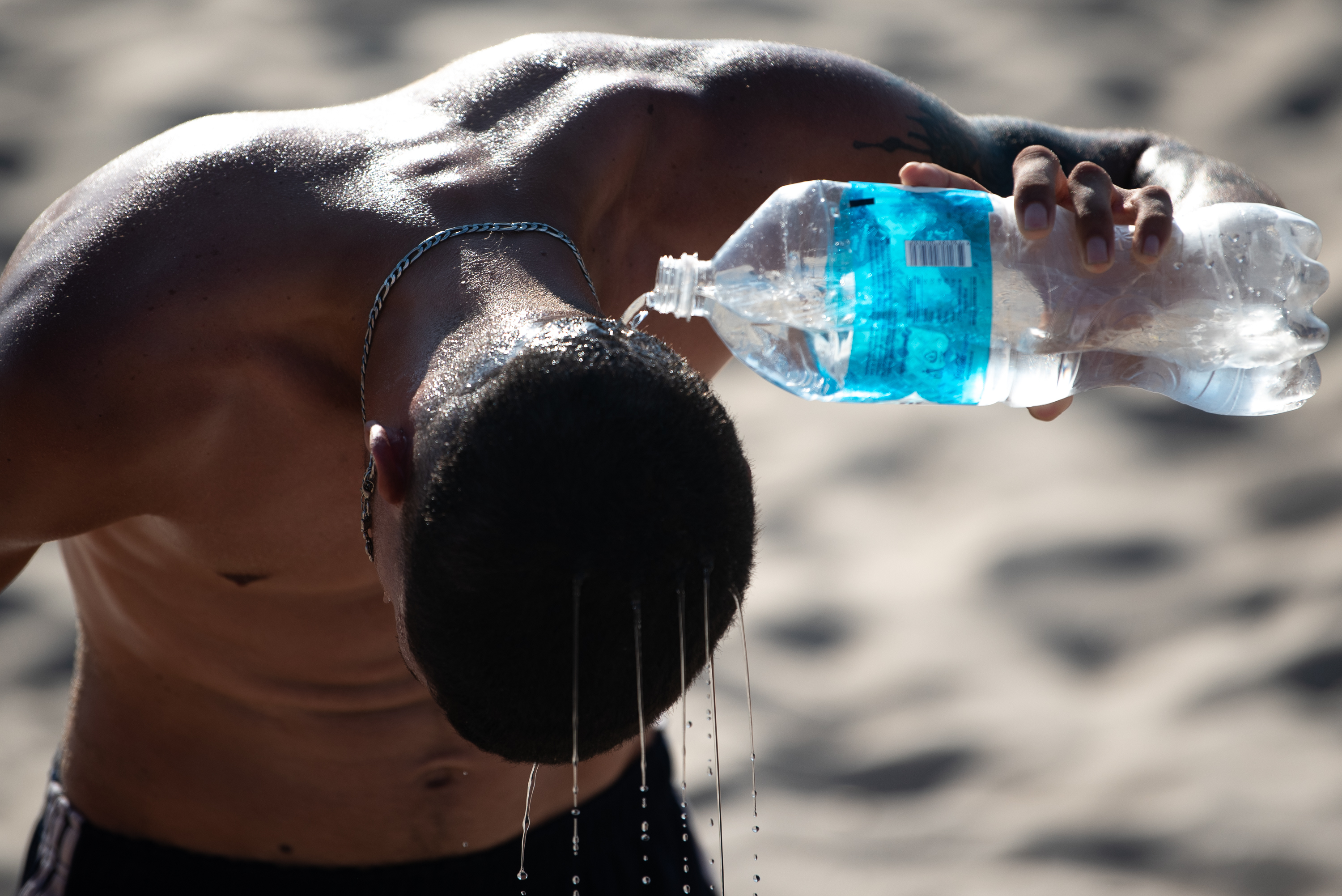 AME5112. MONTEVIDEO (URUGUAY), 03/02/2024.- Una persona se refresca en la Playa Ramirez hoy en Montevideo (Uruguay). La ola de calor que atraviesa Uruguay desde el pasado 2 de febrero y que se extenderá por siete días marcó el comienzo de un fin de semana en el que mucha gente se volcó a las diferentes playas del país sudamericano. EFE/ Gianni Schiaffarino