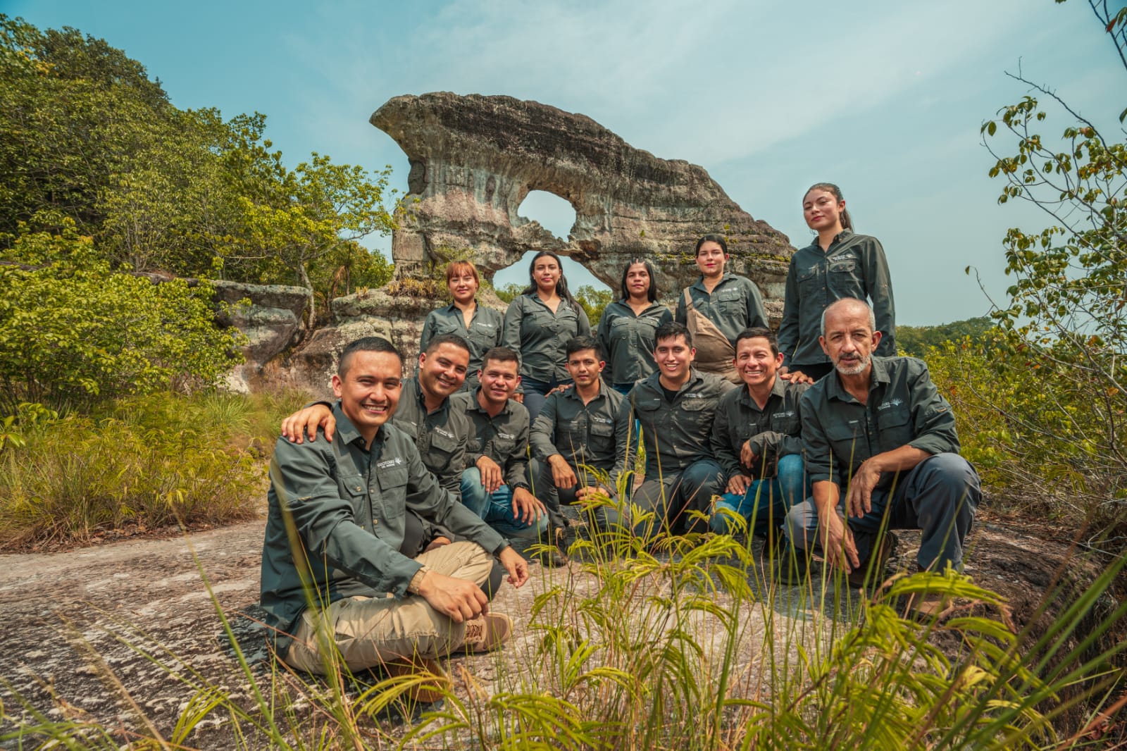 En el corazón de Colombia, el Guaviare aún conserva el asombro de lo desconocido: formaciones geológicas milenarias, arte rupestre ancestral, ríos cristalinos, flores endémicas y comunidades que han aprendido a vivir en equilibrio con la naturaleza.