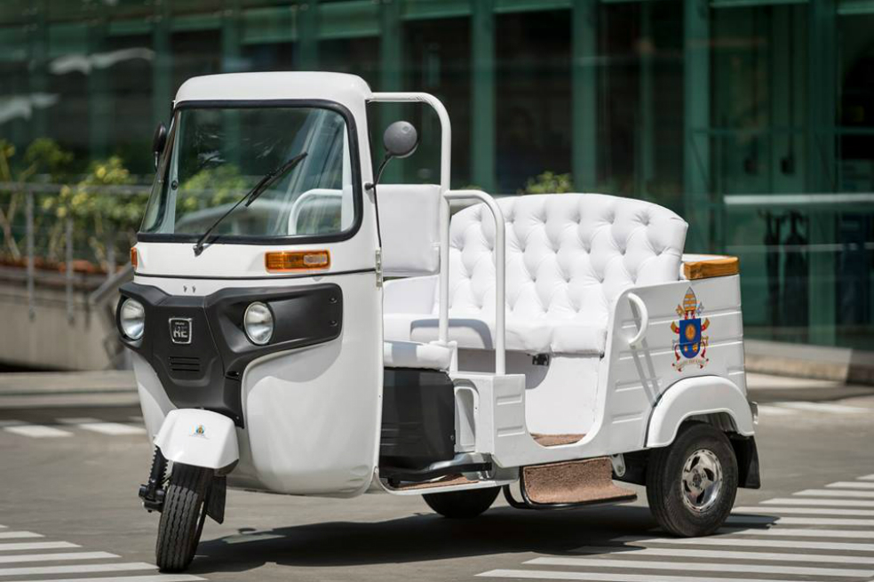 Los motocarros preparados para el papa en Medellín