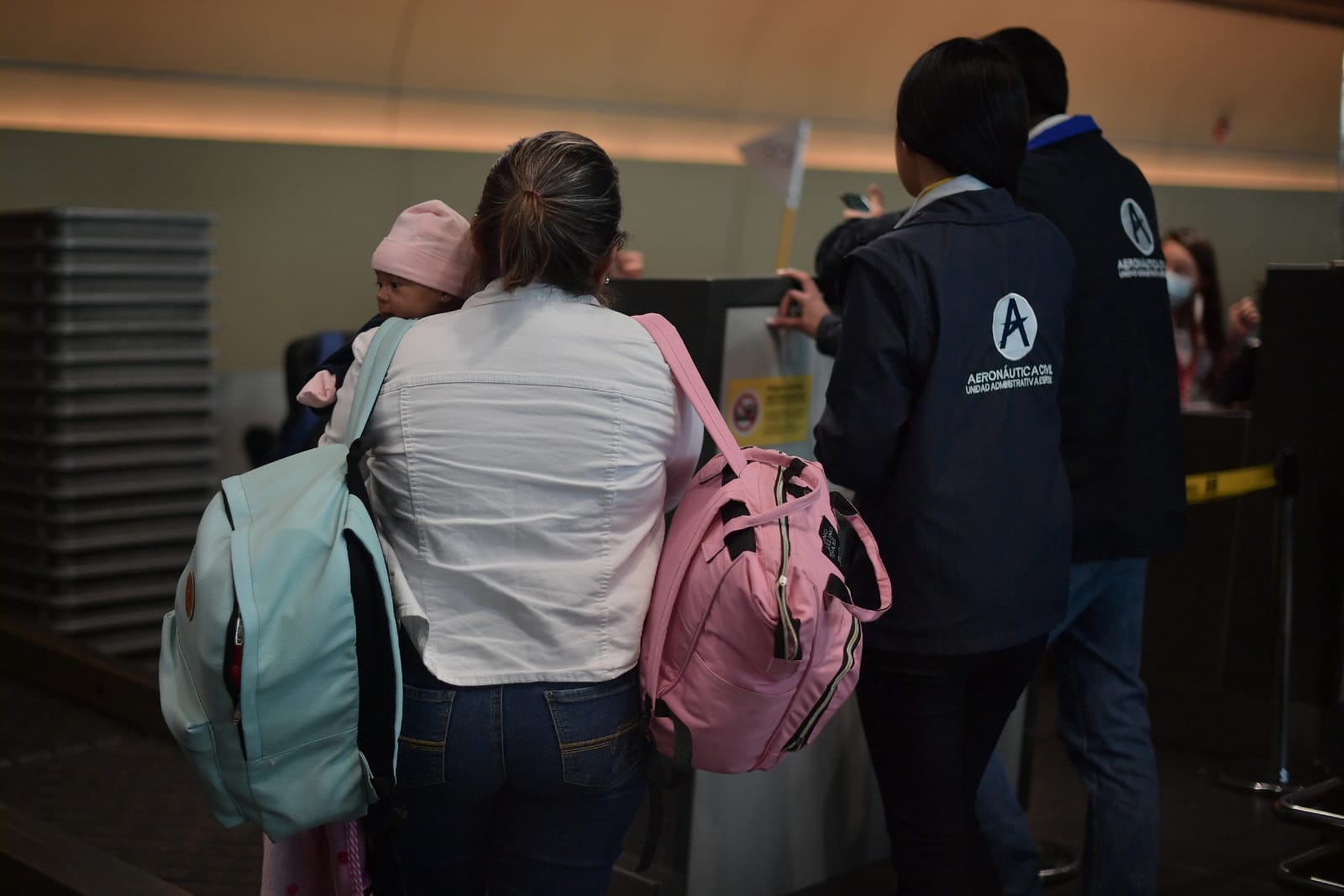 Mientras tanto, cientos de personas continúan a la espera de una respuesta o solución para que los reubiquen en otro vuelo, teniendo en cuenta que muchas de ellas viajaban por vacaciones y ya tenían todo pago.