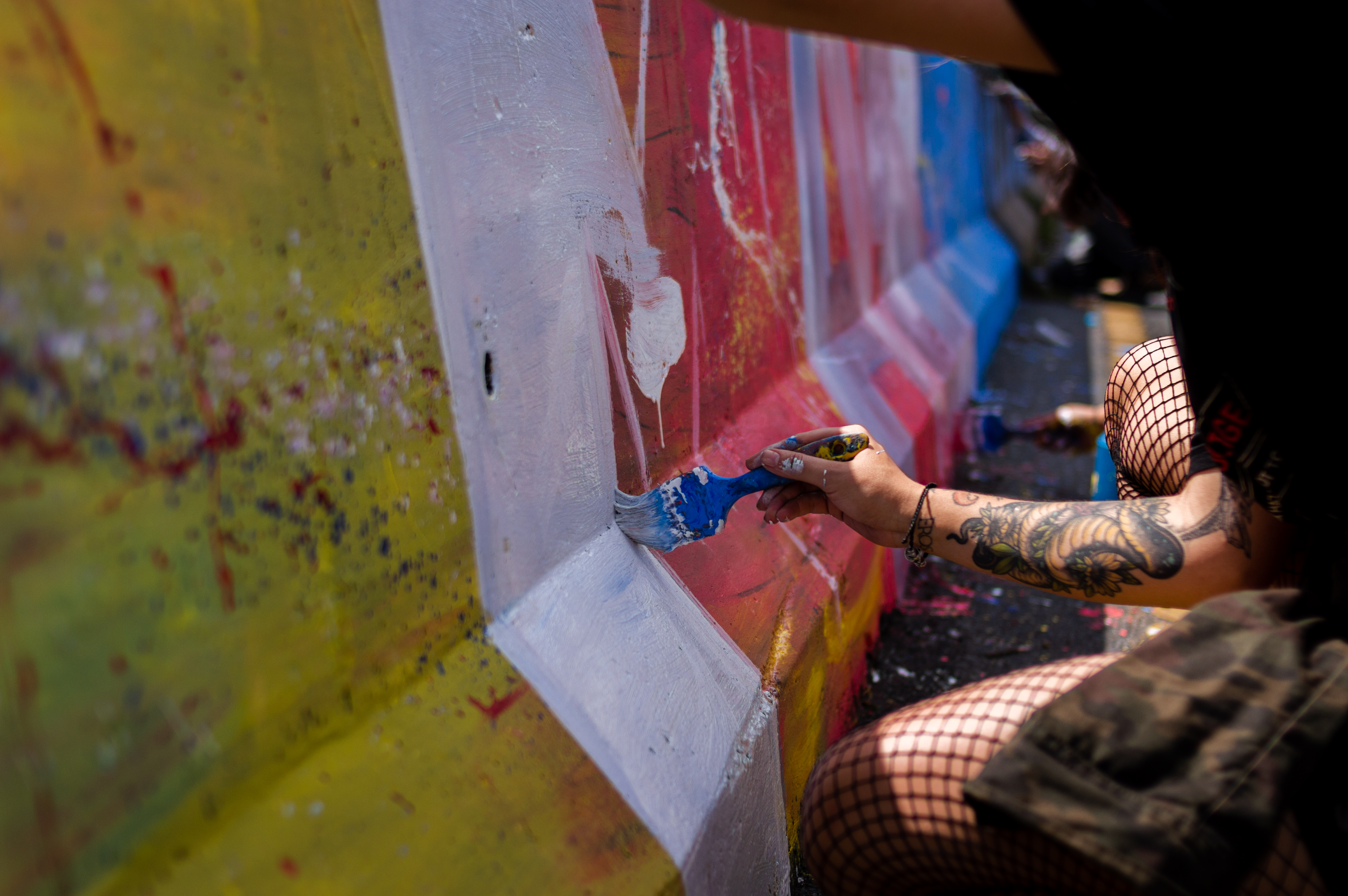 Manifestantes pintan un mural en el sitio donde ocurrió el homicidio de Lucas Villa en Pereira.