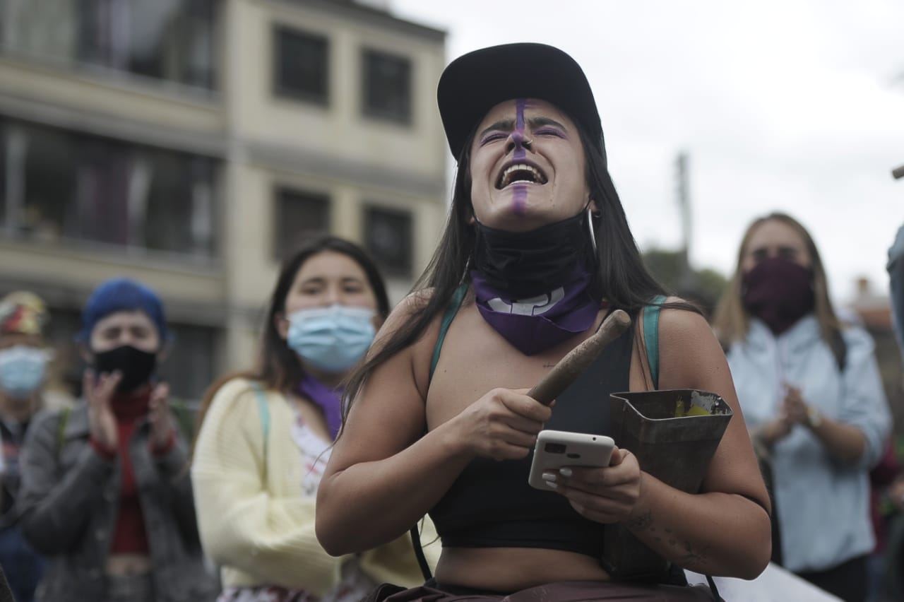 El caso que convocó estos plantones lo hicieron público varias organizaciones de derechos humanos. Estas elevaron la denuncia de la joven, quien en sus redes sociales afirmó que había sido violentada sexualmente por agentes de la Policía, tras ser detenida en medio de una protesta del Paro Nacional en Popayán, en la que no estaba participando. Posteriormente, la menor de 17 años se quitó la vida.