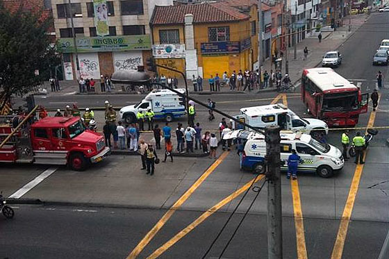 26 heridos en choque de una buseta y un Transmilenio