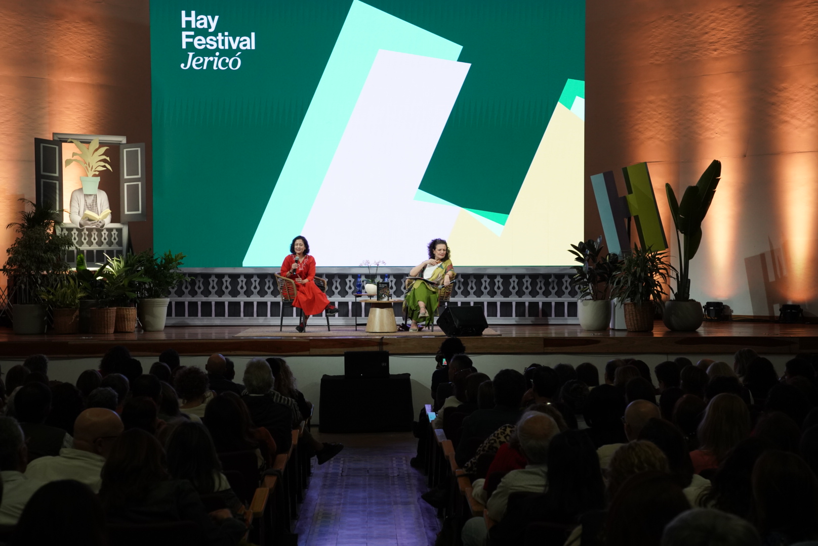 La escritora colombiana Pilar Quintana (izq.) y Cristina Fuentes La Roche, directora internacional del Hay Festival, protagonizaron uno de los primeros eventos del fin de semana en el que hablaron sobre la novela "Noche negra".