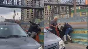 Intolerancia: a palo y puños se enfrentan motociclista y conductor en Bogotá