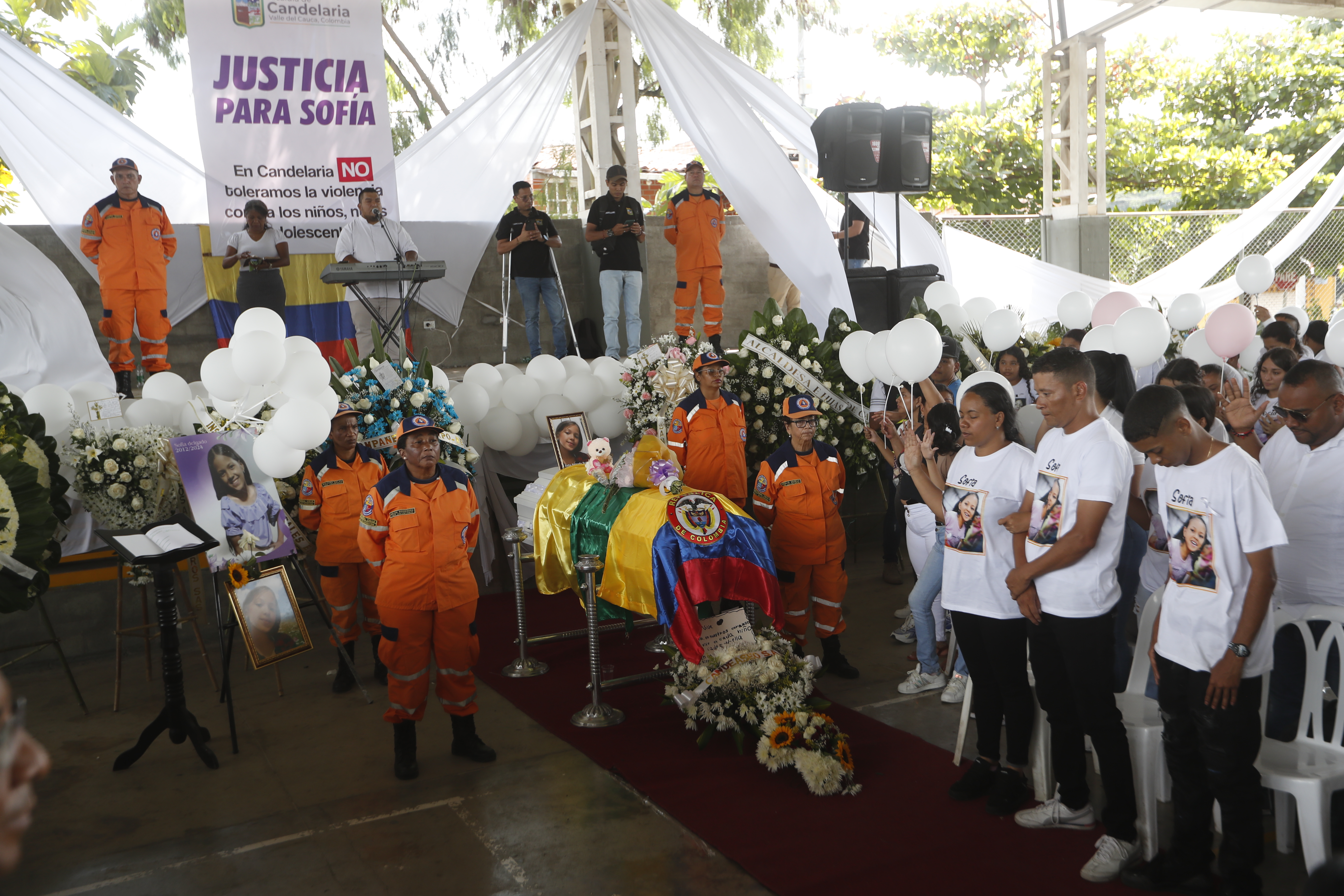 AME9016. CANDELARIA (COLOMBIA), 19/10/2024.- Familiares y amigos asisten al funeral de Sofía Delgado este sábado, en Candelaria (Colombia). Un juez colombiano dictó prisión preventiva para el hombre que confesó asesinar el pasado 29 de septiembre a Sofía Delgado Zúñiga, una niña de 12 años cuyo cuerpo fue hallado por las autoridades en un cañaduzal de la Candelaria, en el suroeste de Colombia, en el que la enterró el mismo día que la mató, informó la Fiscalía. EFE/ Ernesto Guzmán