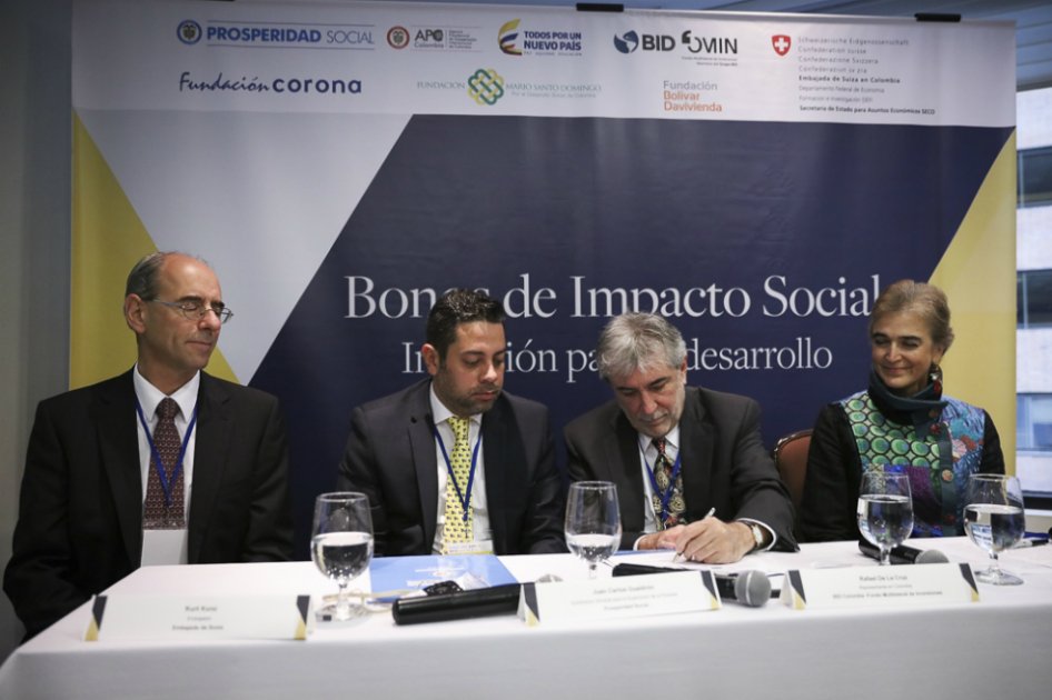 Firma del convenio de los bonos de impacto socal. /Cortesía.