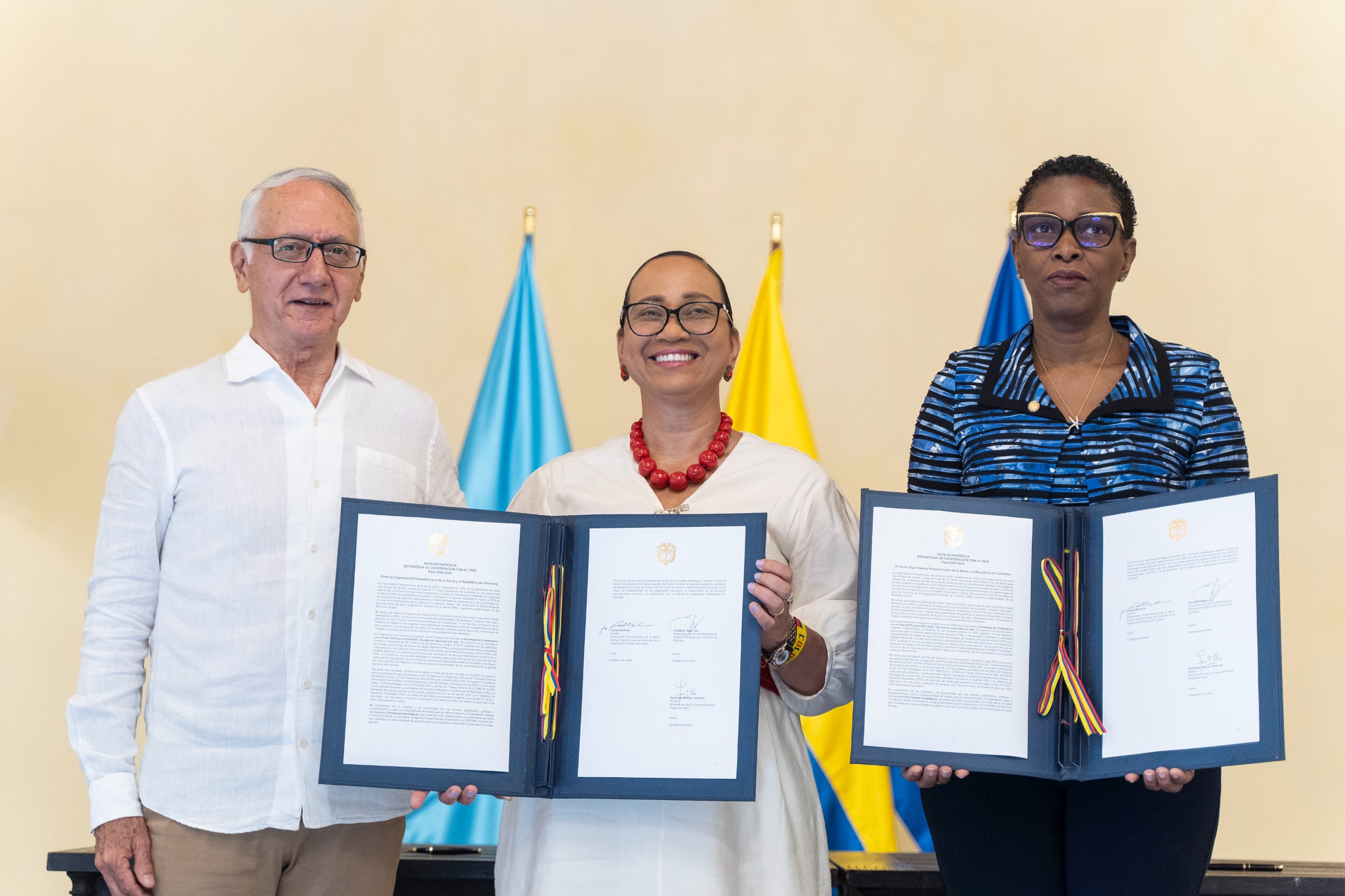 Los representantes de la OPS, la OMS y el Gobierno Colombiano tras la firma del acuerdo de cooperación.