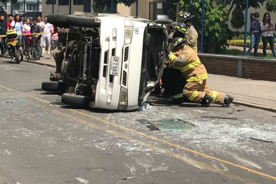 Al menos 12 heridos deja choque entre ruta escolar y taxi en Bogotá