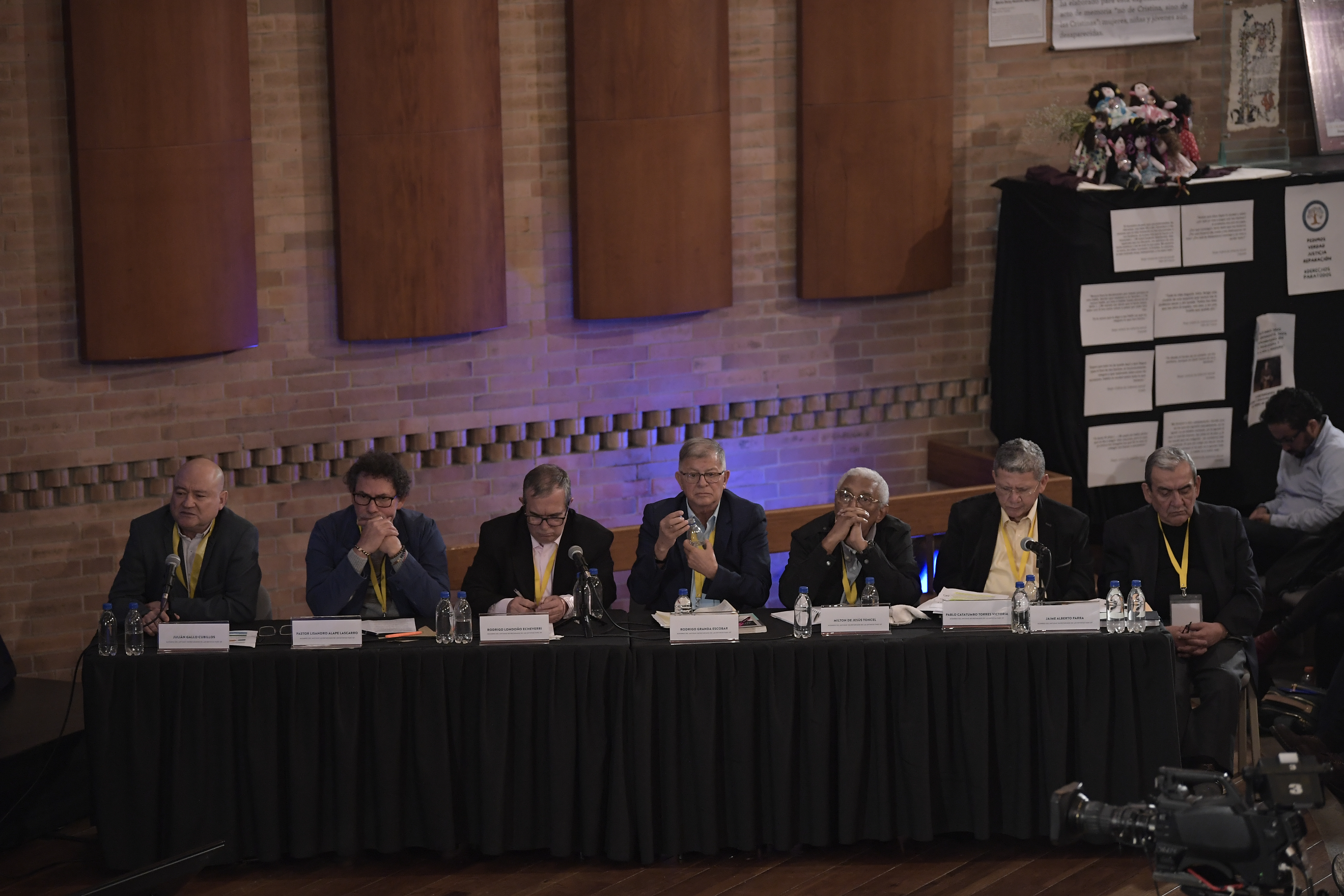Julián Gallo Cubillos, Pastor Alape, Rodrigo Londoño, Rodrigo Granda, Milton de Jesús Toncel, Pablo Catatumbo y Jaime Alberto Parra, miembros del antiguo secretariado de la extinta guerrilla Farc, admitiendo su responsabilidad por los miles de secuestros durante la segunda jornada de audiencias de reconocimiento ante víctimas y Magistrados de la JEP.
