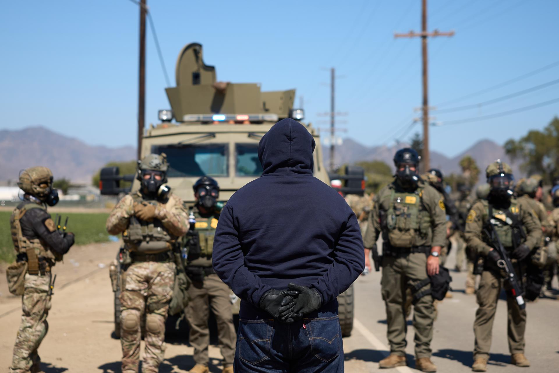 CAMARILLO (United States), 11/07/2025.- Federal immigration officials carrying out raids on two Southern California cannabis farms clashed with protesters in Camarillo, California, USA, 10 July 2025. On 8 July 2025, city and county officials in Los Angeles joined a federal lawsuit against the Trump administration to stop widespread immigration raids that have prompted demonstrations and caused panic in Latino communities across Southern California. EFE/EPA/ALLISON DINNER