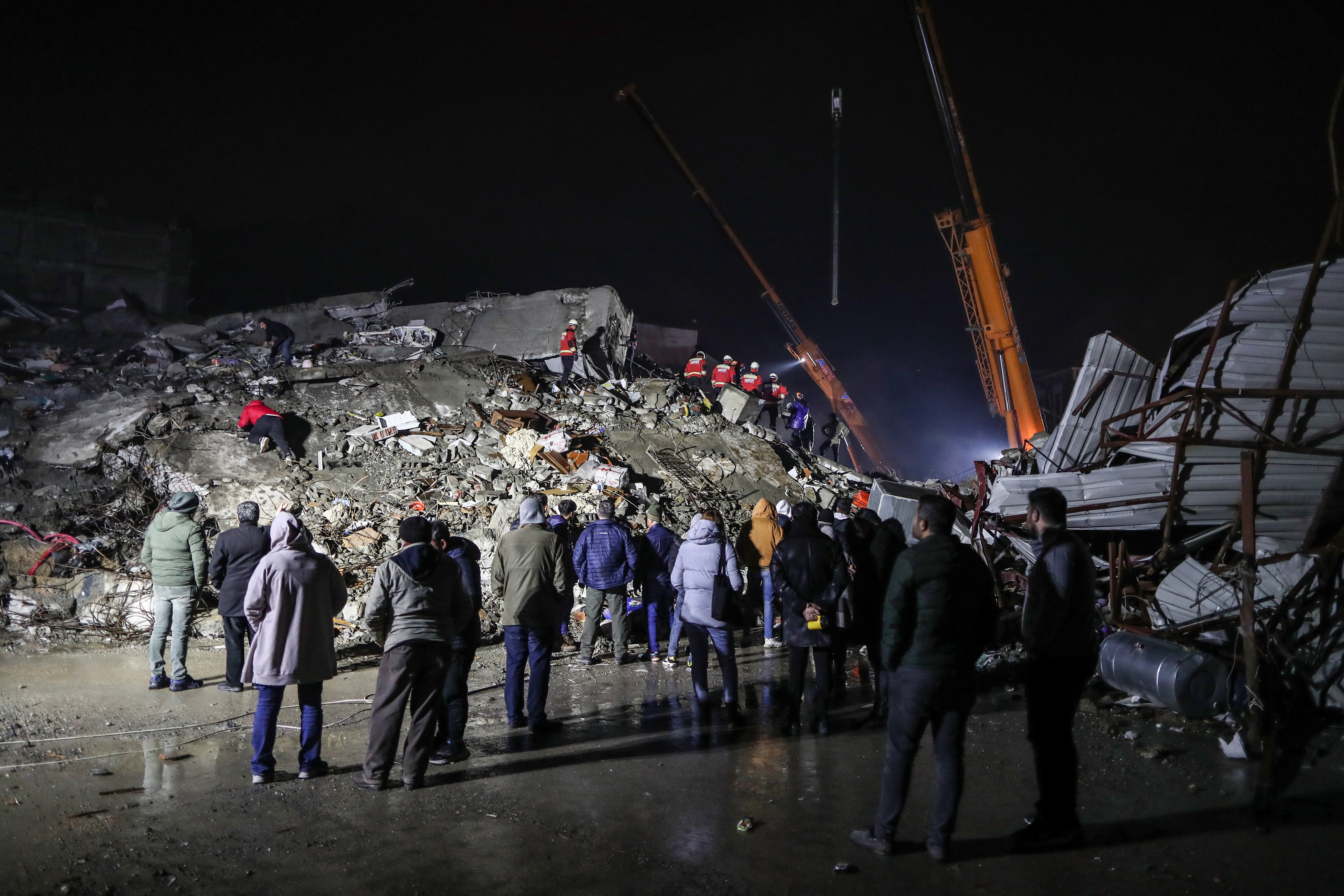 Hatay (Turkey), 06/02/2023.- Emergency personnel during a search and rescue operation at the site of a collapsed building after an earthquake in Iskenderun district of Hatay, Turkey, 06 February 2023. Two earthquakes struck southern Turkey close to the Syrian border on 06 February 2023. Thousands of people have died and more than seven thousand have been injured in Turkey, according to AFAD, theTurkish Disaster and Emergency Management Presidency. (Terremoto/sismo, Siria, Turquía, Estados Unidos) EFE/EPA/ERDEM SAHIN