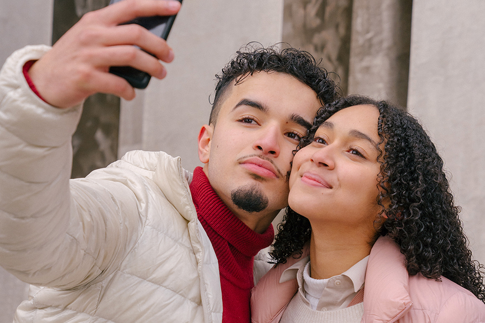Publicar foto con la pareja en redes sociales demuestra que no se es feliz