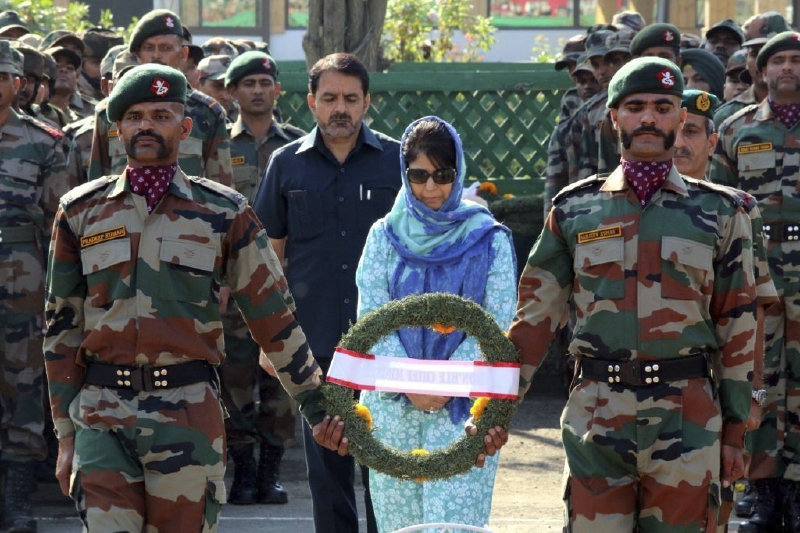 La jefa del Gobierno regional, Mehbooba Mufti en la sede del ejército indio en Srinagar, Cachemira. / EFE