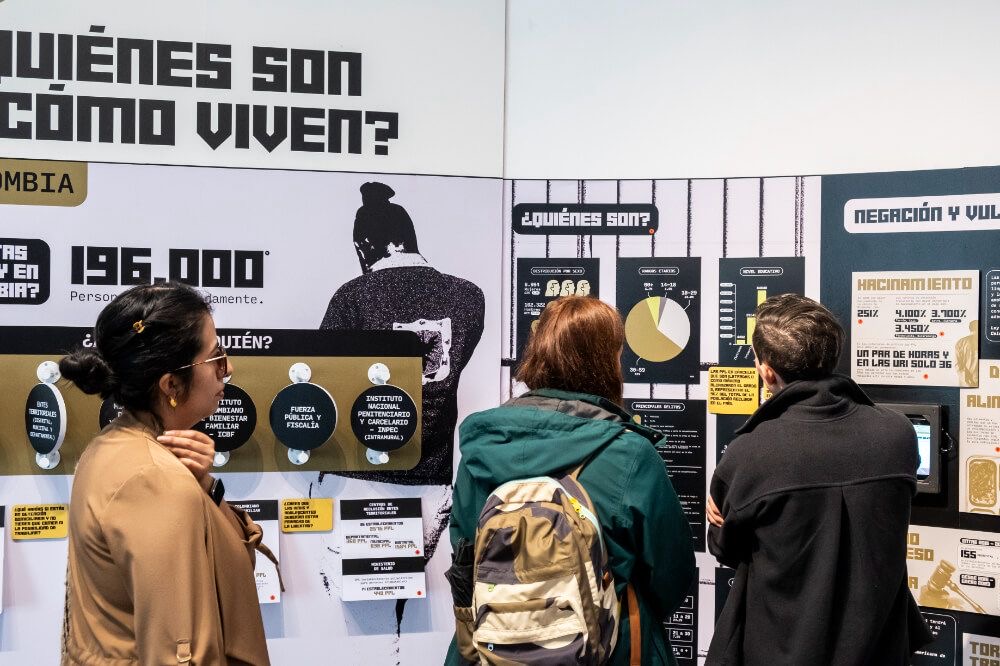 El nombre Pabellón Libertad —tomado de manera irónica de uno de los pabellones de la Cárcel Distrital de Varones y Anexo de Mujeres de Bogotá— funcionó como punto de partida para reflexionar sobre las libertades dentro y fuera de prisión, pero también sobre los encierros invisibles que atraviesan la vida cotidiana en la ciudad.