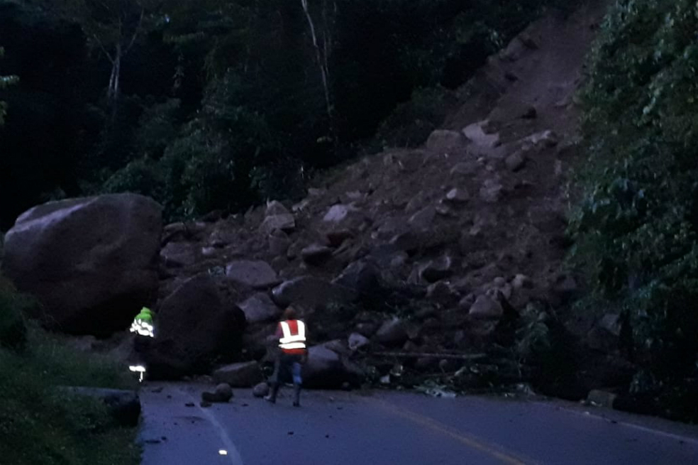 Por derrumbe, vía Medellín – Bogotá permanece cerrada desde la madrugada