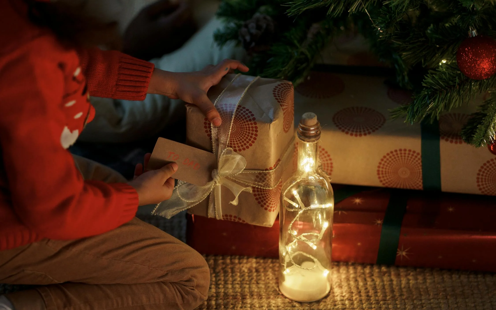 Ideas para decorar el pie de árbol navideño con hermosos diseños