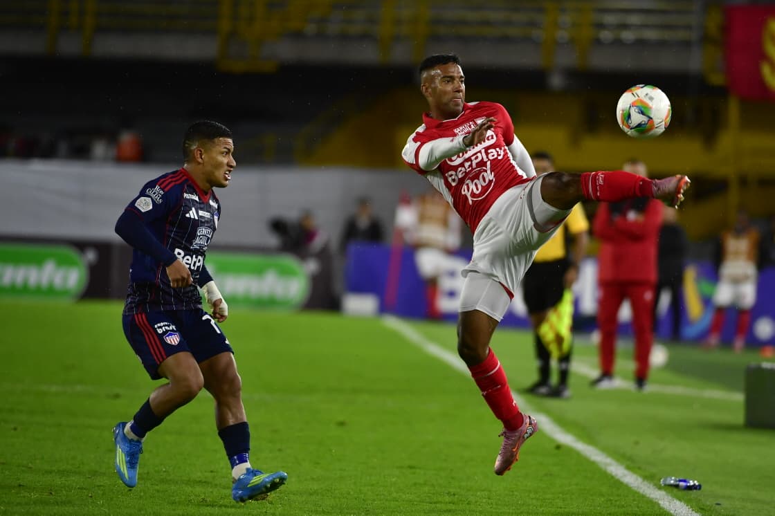 Santa Fe rescató un empate en El Campín, cuando parecía que Junior daba el golpe en la ida de la semifinal. Todo se definirá la próxima semana en la vuelta que se jugará en Barranquilla. Estas fueron las mejores imágenes.