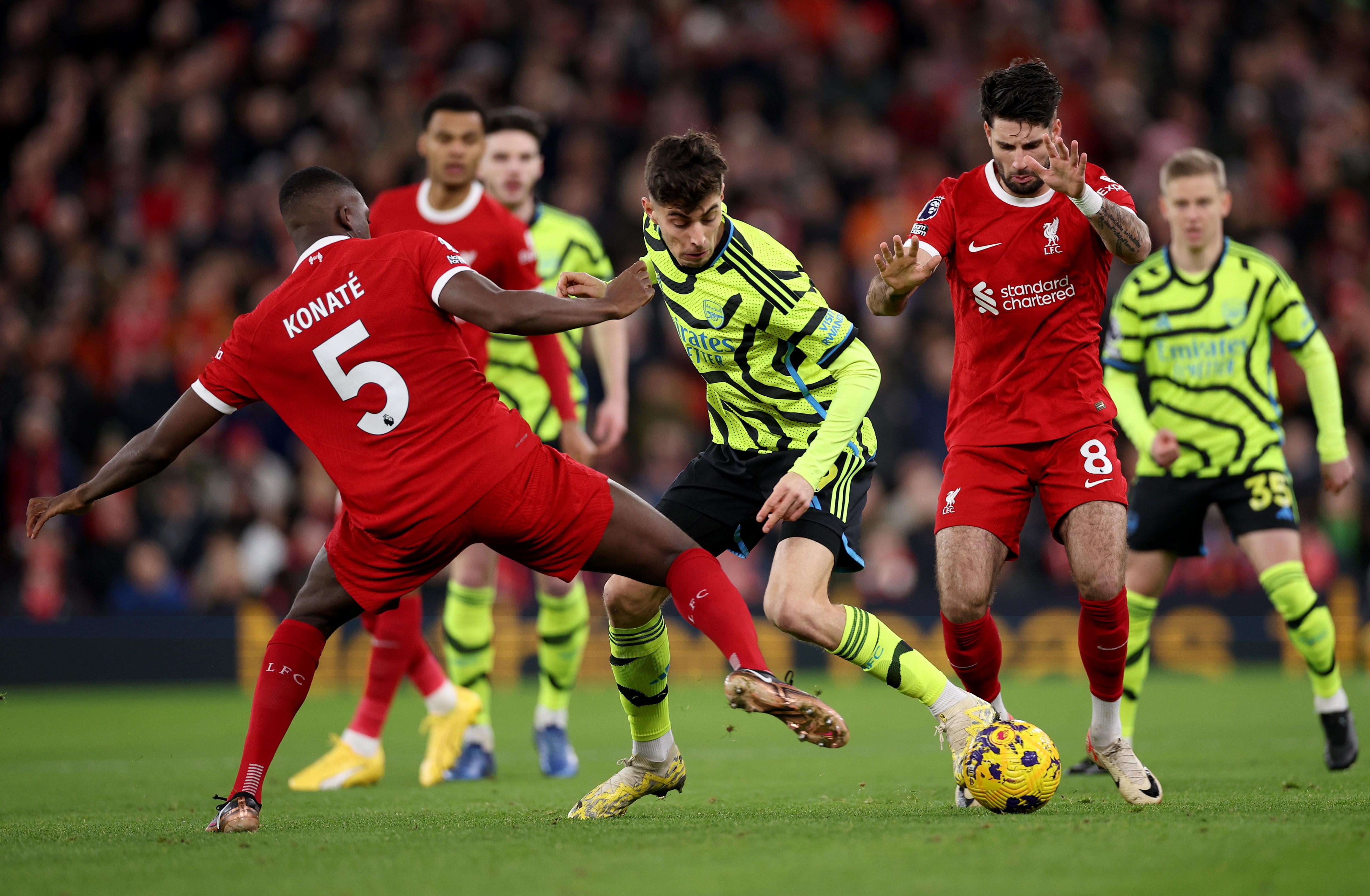 Liverpool (United Kingdom), 23/12/2023.- Ibrahima Konate (L) and Dominik Szoboszlai (R) of Liverpool in action against Kai Havertz of Arsenal during the English Premier League soccer match between Liverpool FC and Arsenal FC, in Liverpool, Britain, 23 December 2023. (Reino Unido) EFE/EPA/ADAM VAUGHAN EDITORIAL USE ONLY. No use with unauthorized audio, video, data, fixture lists, club/league logos, 'live' services or NFTs. Online in-match use limited to 120 images, no video emulation. No use in betting, games or single club/league/player publications.