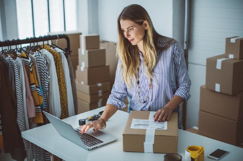 Vender en internet y pasear perros, las nuevas formas para ganar dinero extra