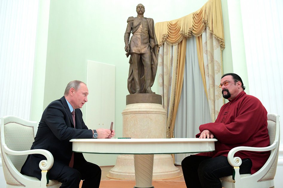 Vladimir Putin entrega pasaporte ruso a Steven Seagal
