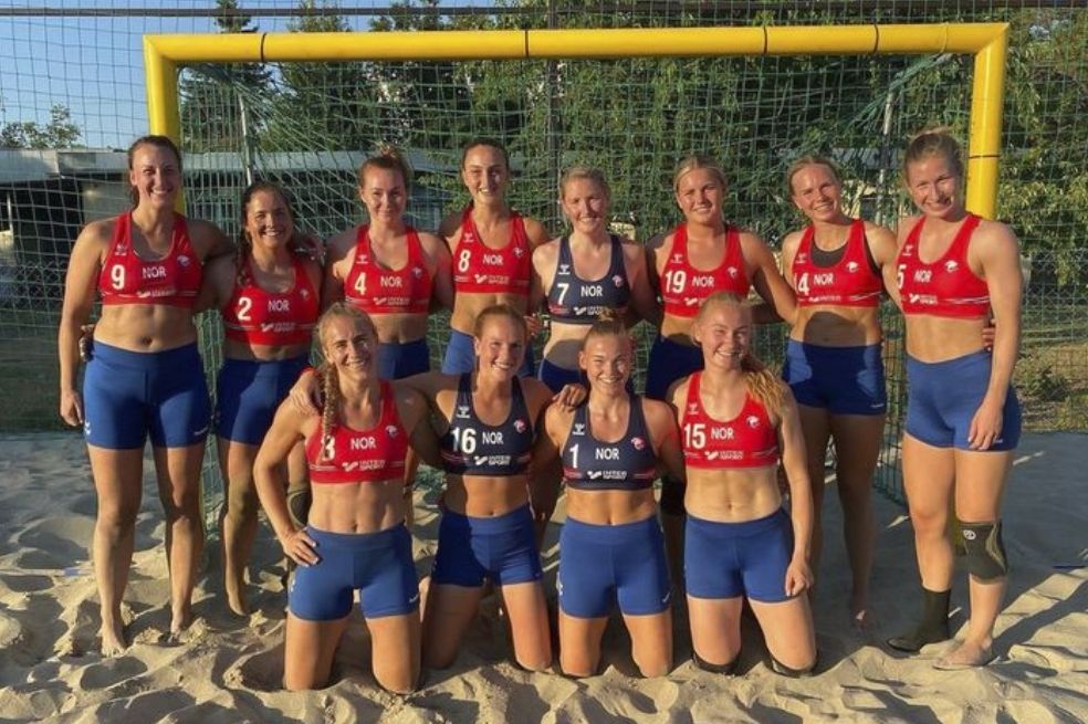 Multan a equipo femenino de balonmano por usar pantalón corto en vez de bikini