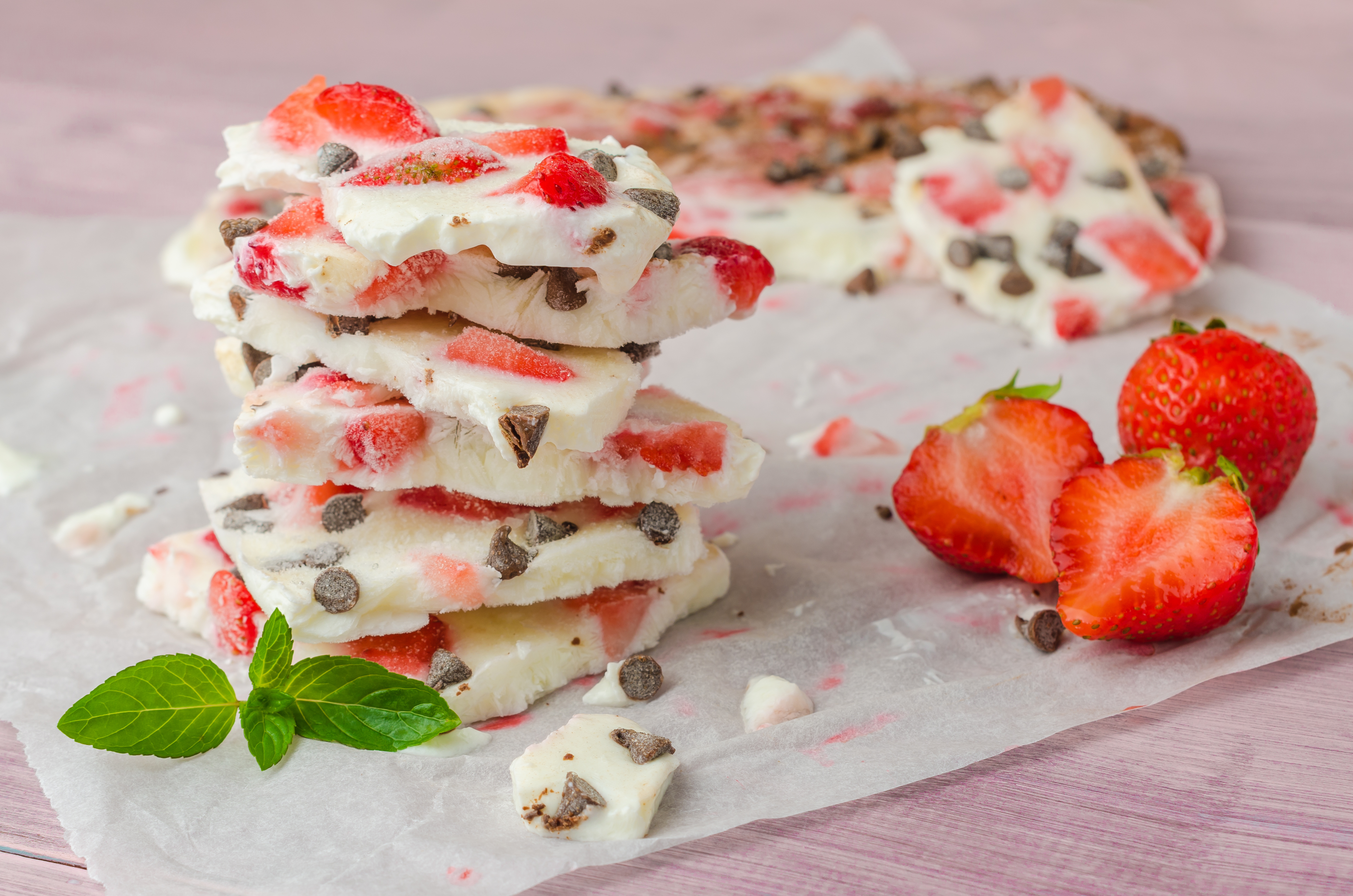 Barritas de yogur bañadas con chocolate derretido