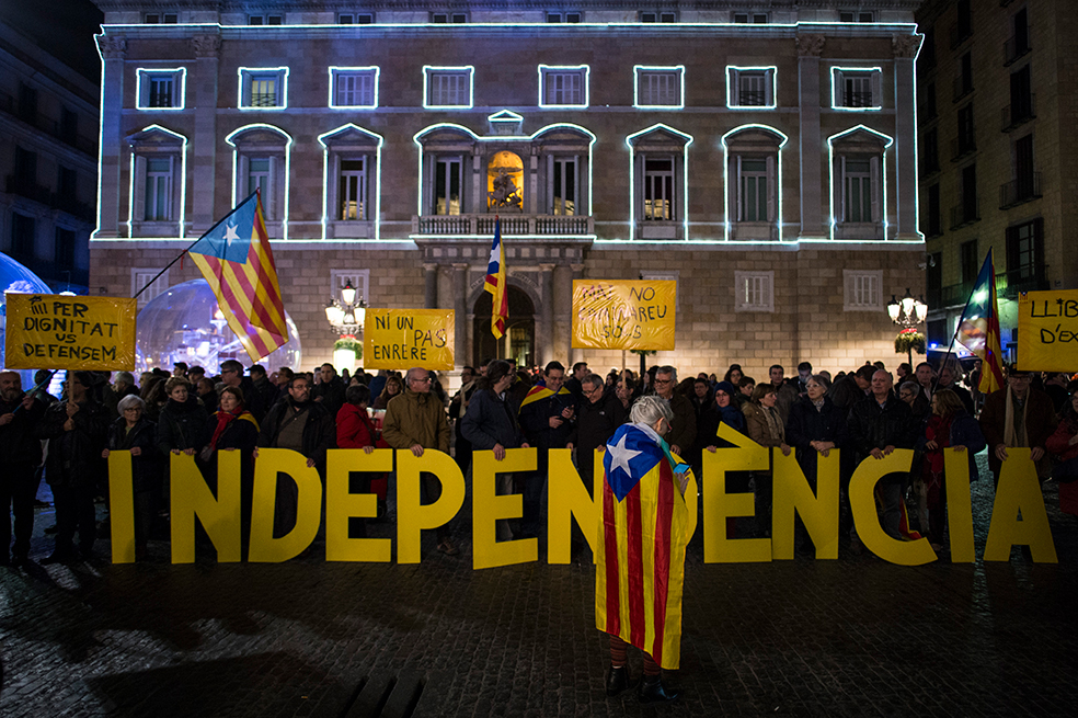 Gobierno español prepara intervención de autonomía catalana, que podría provocar elecciones