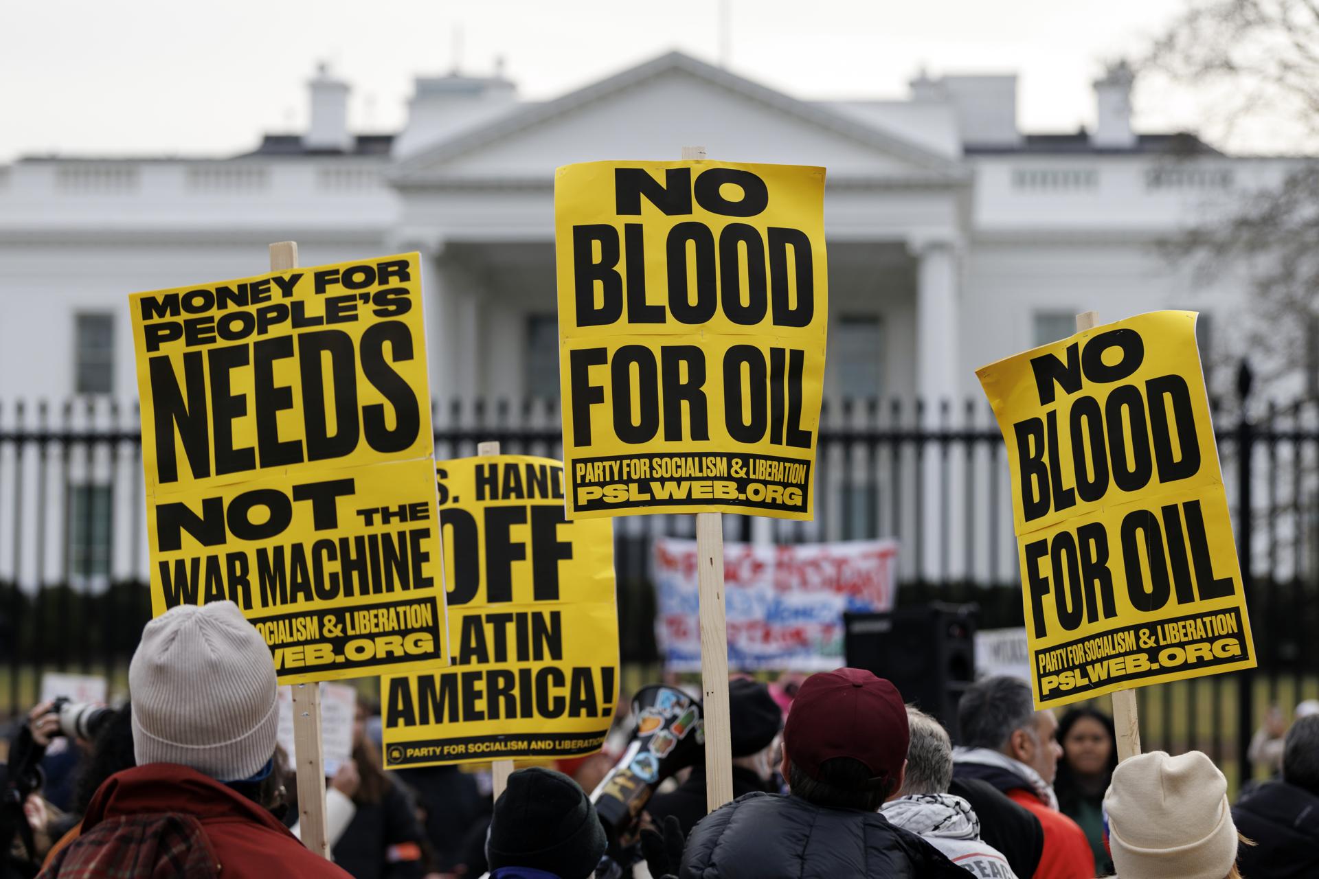 WASHINGTON (United States), 03/01/2026.- People take part in a protest against the US raid on Venezuela outside the White House in Washington, DC, USA, 03 January 2026. US President Trump announced that US forces had captured Venezuelan President Nicolas Maduro and his wife during a series of large-scale strikes on Caracas on 03 January 2026. (Protestas) EFE/EPA/WILL OLIVER