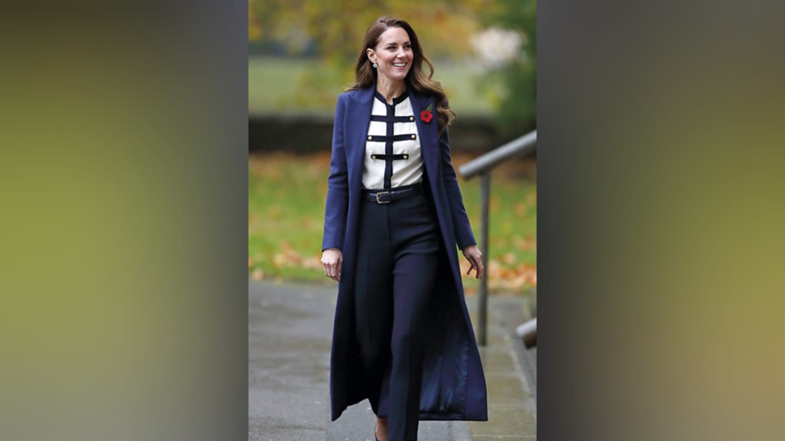 En su visita al Museo Imperial de la Guerra, también llevó un pantalón azul, solo que esta vez lo prefirió con bota recta y una chaqueta oversize. La camisa, de Alexander McQueen, puso el detalle llamativo y fue elogiada por los expertos.