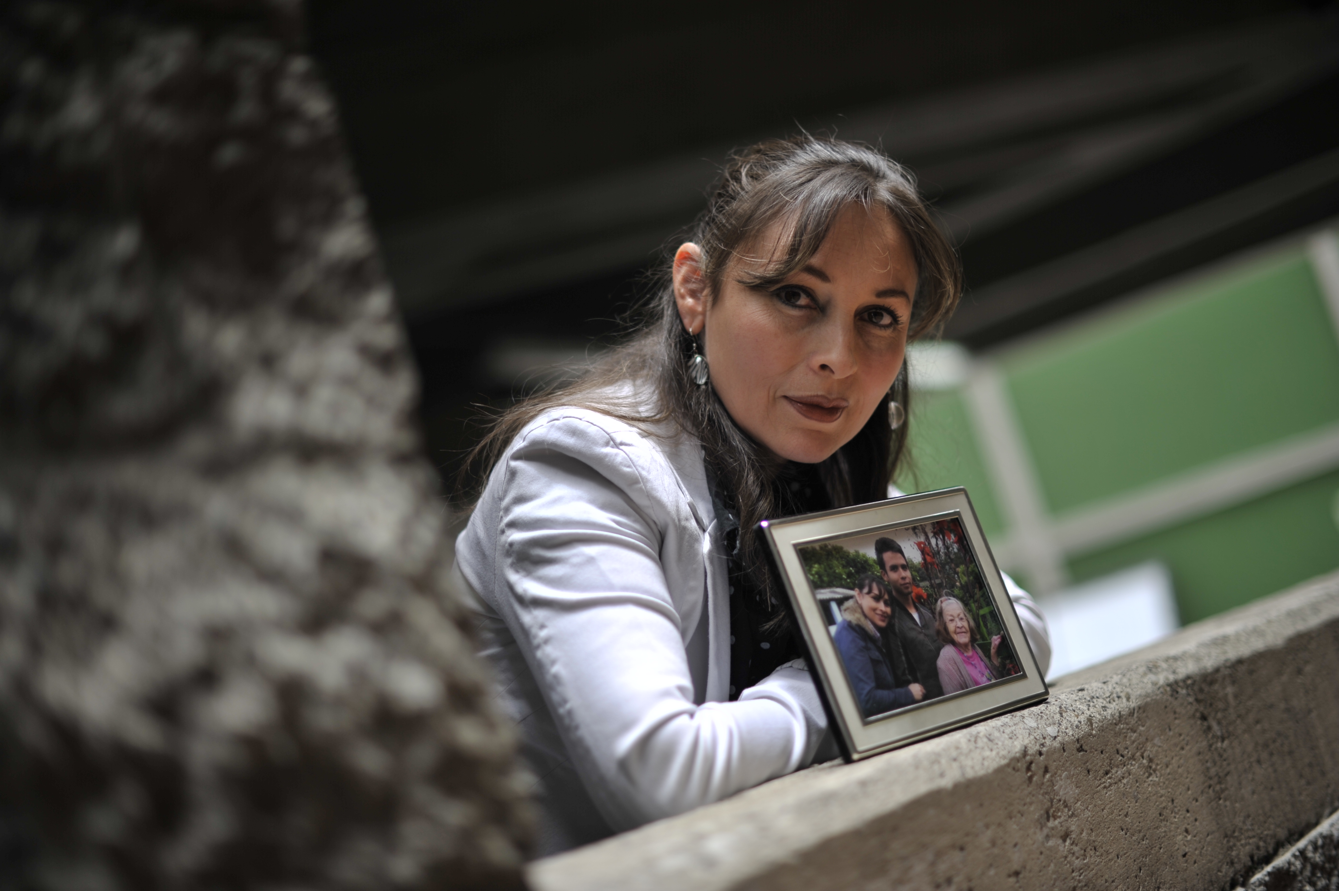 Mamá de Sergio Urrego, quien sostiene una foto de su hijo luego de que este decidiera quitarse la vida por discriminación