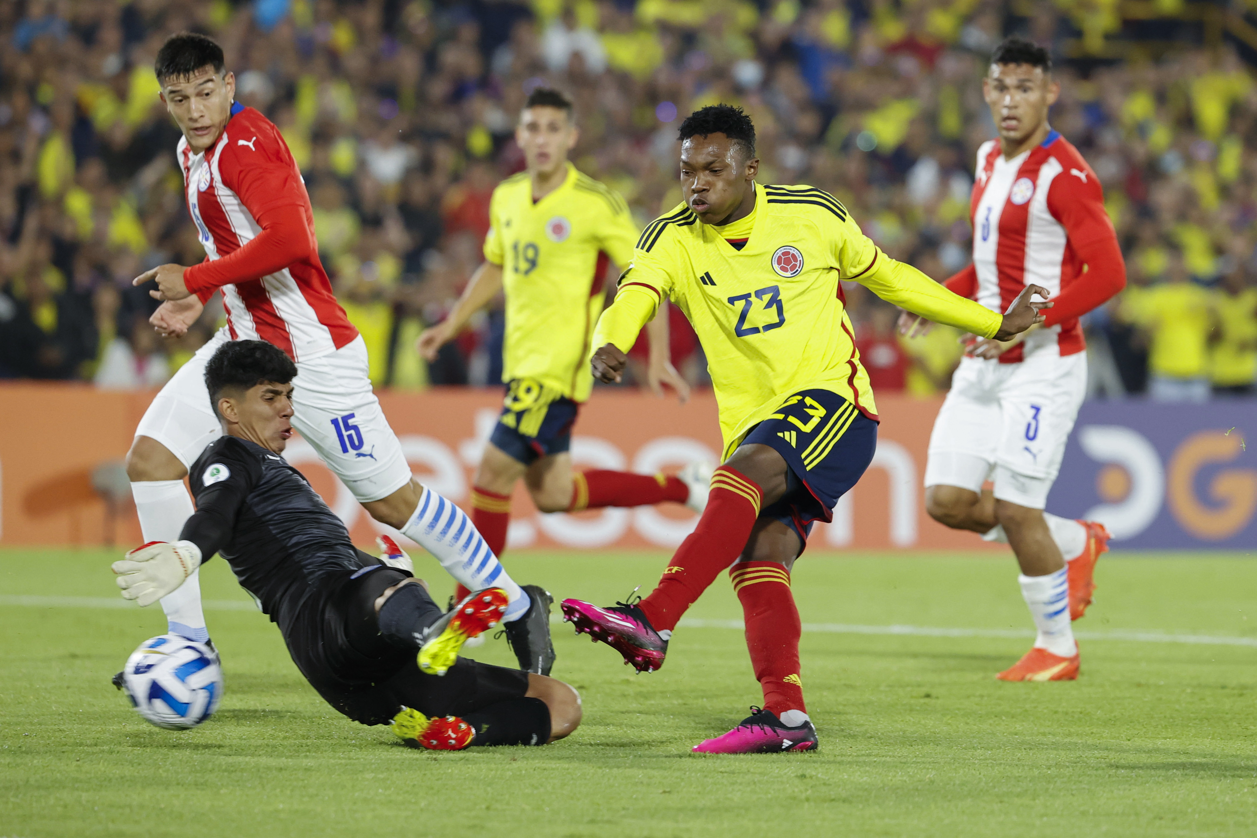 AMDEP1136. BOGOTÁ (COLOMBIA), 03/02/2023.- Jorge Cabezas (d) de Colombia patea para anotar un gol hoy, en un partido de la fase final del Campeonato Sudamericano Sub'20 entre las selecciones de Colombia y Paraguay en el estadio El Campín en Bogotá (Colombia). EFE/ Mauricio Dueñas Castañeda