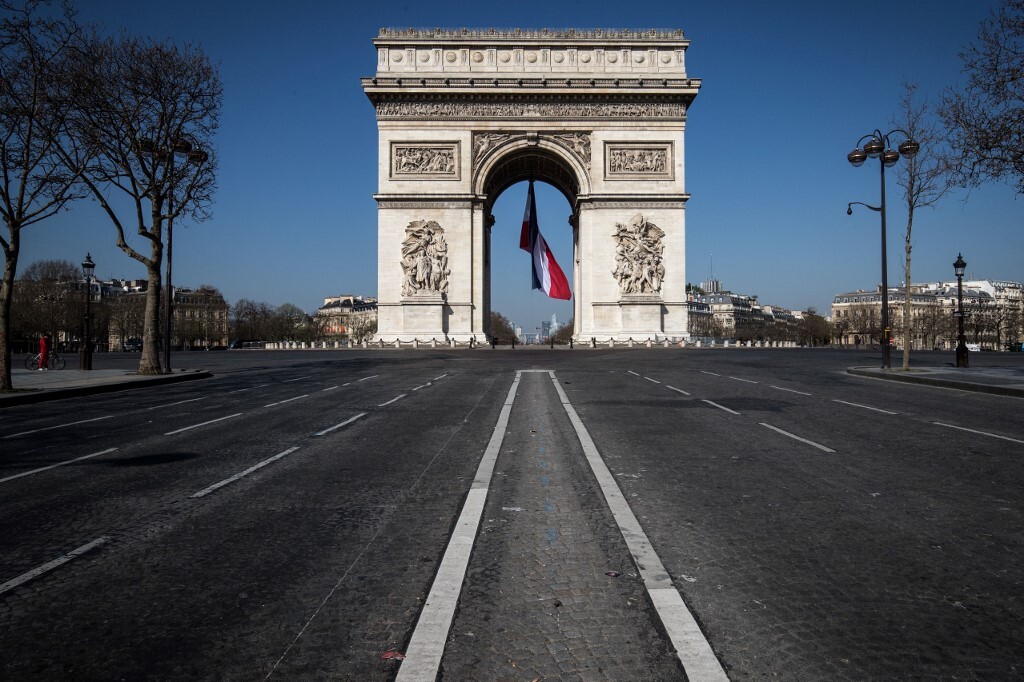 Por aumento de casos de coronavirus, París vuelve a confinamiento por un mes