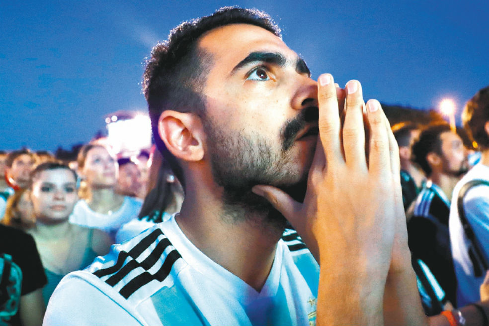 Los hinchas argentinos rezan para que su selección no quede eliminada de Rusia 2018.  / EFE