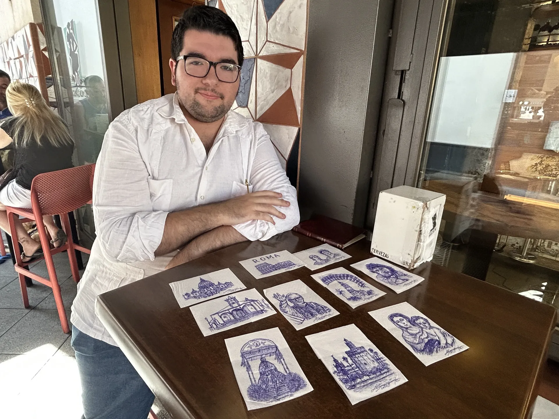 El artista español que sorprendió al público dibujando en servilletas