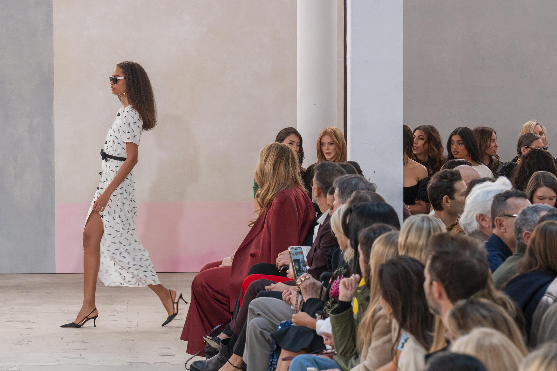 ACOMPAÑA CRÓNICA: EEUU MODA NUEVA YORK AME4402. NUEVA YORK (ESTADOS UNIDOS), 12/02/2026.- Una persona desfila con prendas de la nueva colección de la diseñadora venezolana Carolina Herrera este jueves, en Nueva York (Estados Unidos). La colección de Herrera es una oda al poder creativo de las mujeres artistas, mecenas, galeristas, coleccionistas y musas, las mismas que lucieron sus propuestas de otoño-invierno en Nueva York. EFE/ Ángel Colmenares