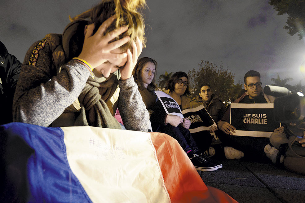Los jóvenes son el blanco de las redes yihadistas en Europa. Aquí en manifestación de respaldo al semanario ‘Charlie Hebdo’. / AFP