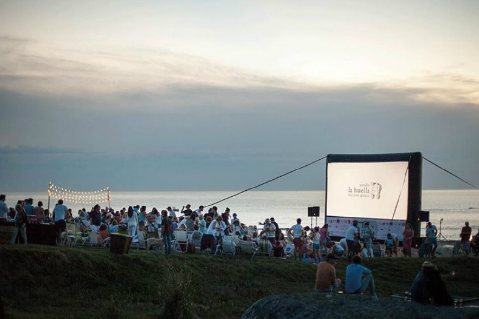 La playa se convierte en una sala de cine en Uruguay