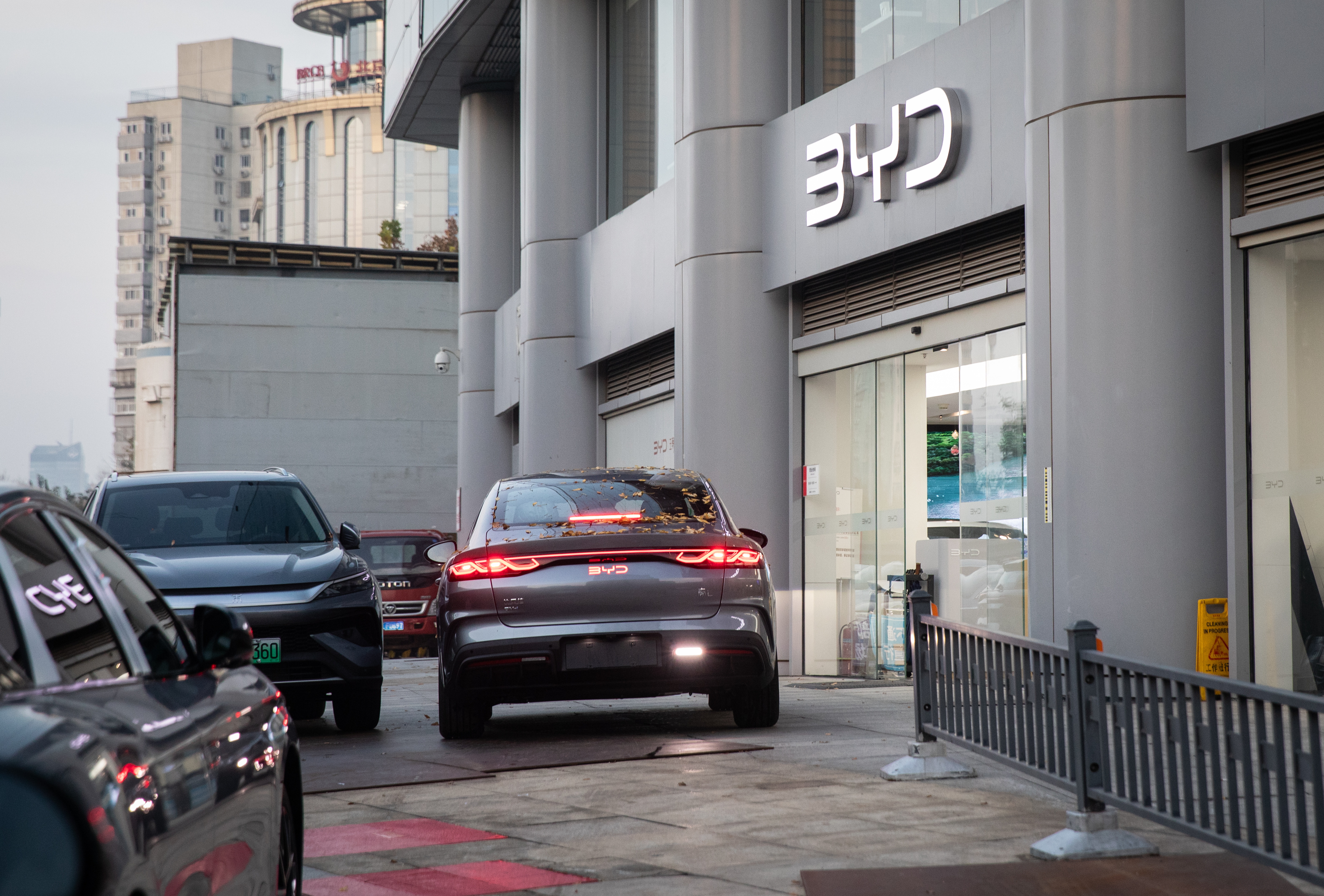 BYD rompe récord y se acerca a Tesla en ventas de vehículos eléctricos