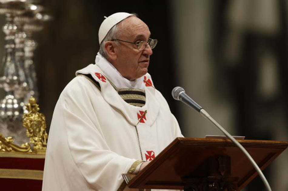 El papa Francisco recibe la camiseta del Barcelona firmada por Messi