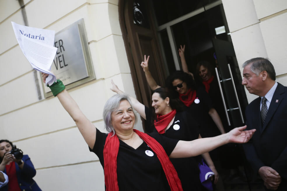 La presidenta del Partido Alternativa Feminista (PAF), Rosa Moreno (centro), sale de la sede del Servicio Electoral de Chile, tras presentar la formación del movimiento político de forma oficial, en Santiago (Chile). / EFE