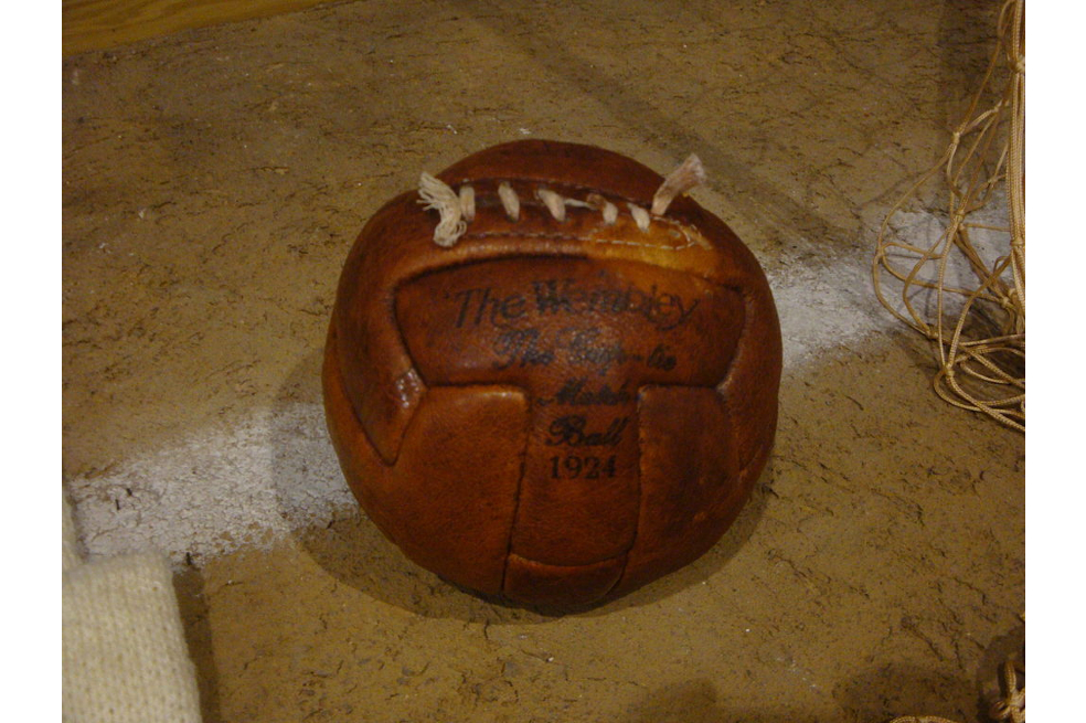 El ñato, de la película La noche de 12 años, al salir de la cárcel lo primero que imagina es un balón de fútbol con el que se saca a uno, a dos, a tres...