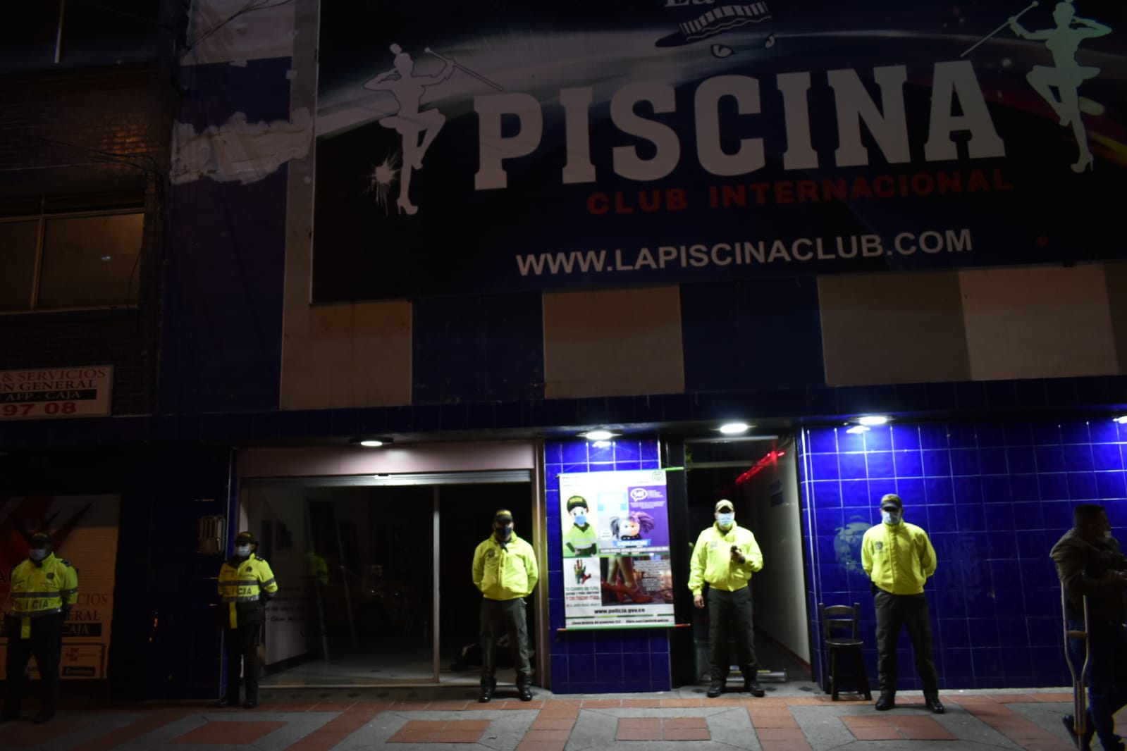 Allanamiento y registro en el establecimiento comercial La Piscina  ubicado en el barrio Santa Fe .