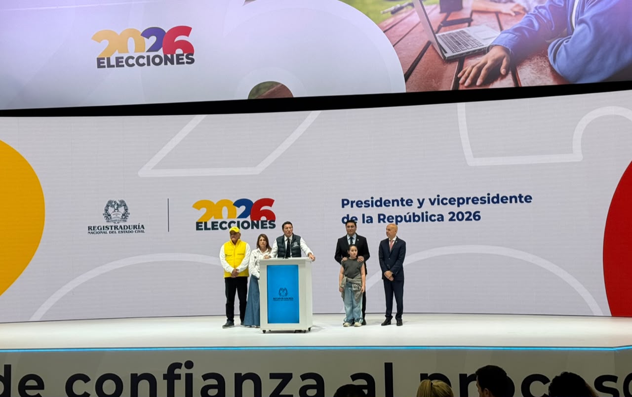 El registrador nacional, Hernán Penagos, hablando desde Corferias tras el cierre de las urnas de votación de estas elecciones presidenciales.