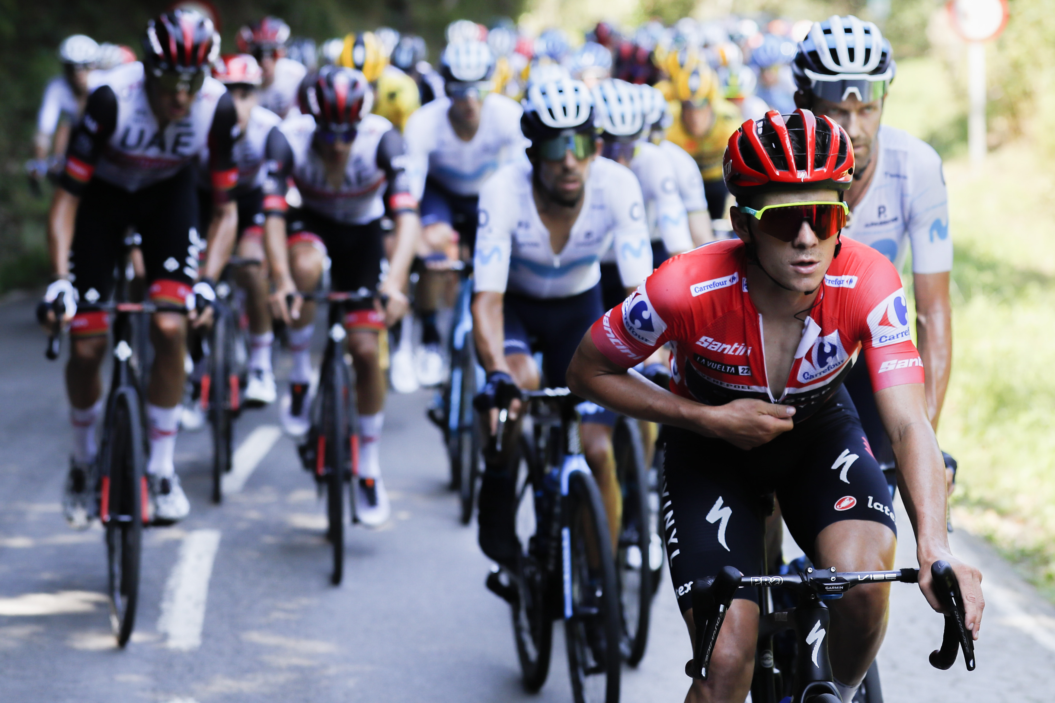 VILLAVICIOSA (ASTURIAS), 28/08/2022.- El ciclista belga Remco Evenepoel, del equipo Quick Step, con el maillot rojo de líder de La Vuelta Ciclista a España, este domingo durante la novena etapa de disputada entre las localidades asturianas de Villaviciosa y Les Praeres, Nava (171,4 km.). EFE/Javier Lizón
