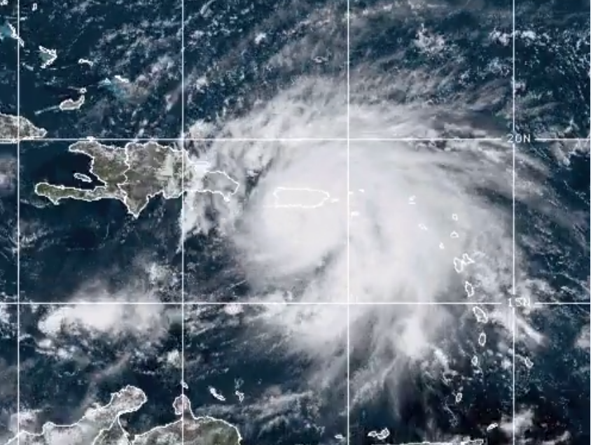 El huracán Fiona toca tierra en Puerto Rico; apagón general en la isla