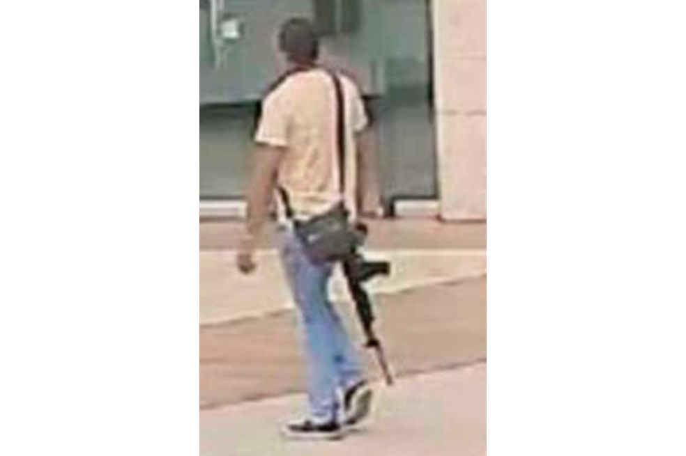 Hombre que caminaba con un fusil causó temor en Medellín