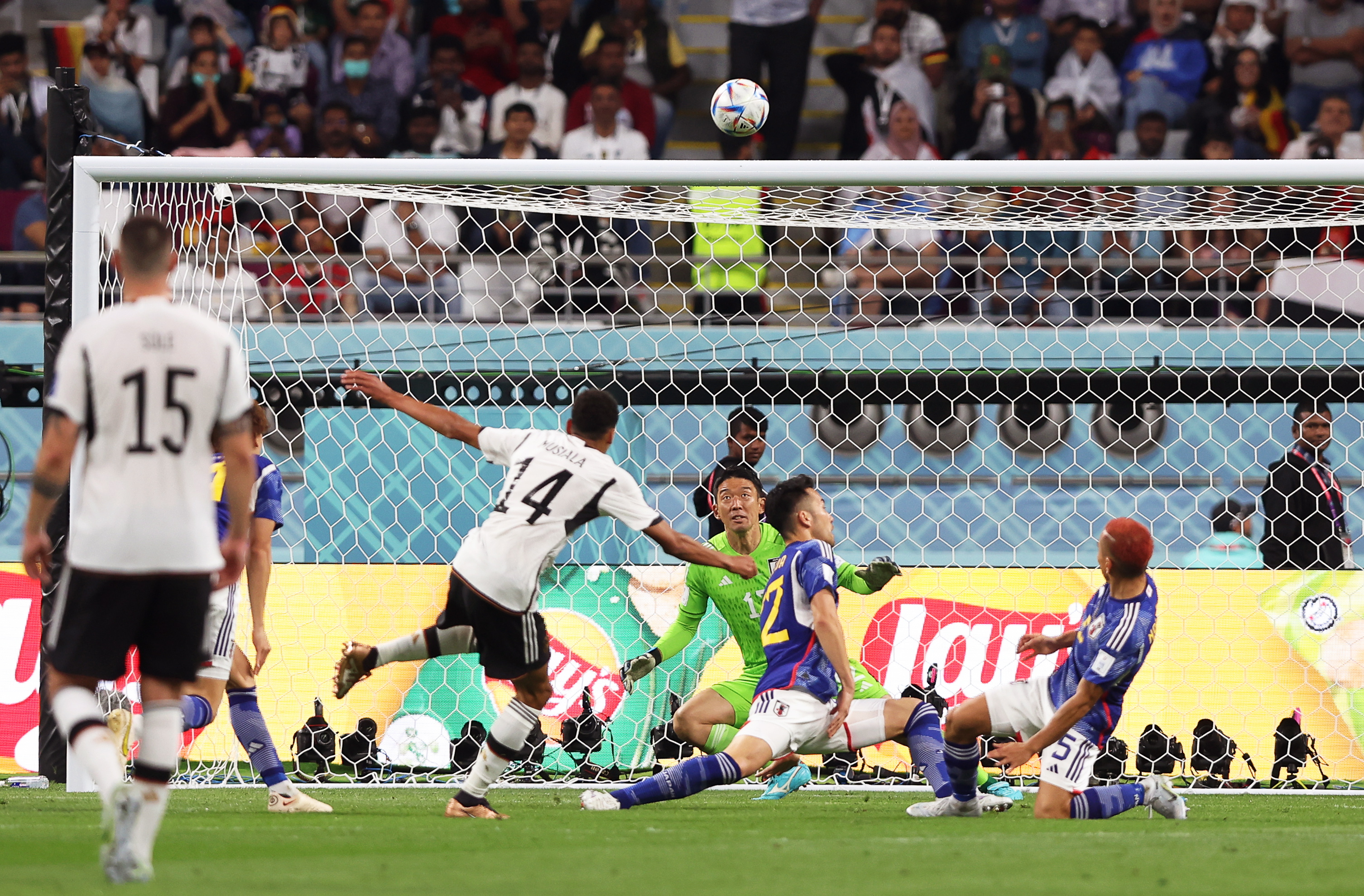 Doha (Qatar), 23/11/2022.- Jamal Musiala (C-L) of Germany in action against Japan's goalkeeper Shuichi Gonda (back C) during the FIFA World Cup 2022 group E soccer match between Germany and Japan at Khalifa International Stadium in Doha, Qatar, 23 November 2022. (Mundial de Fútbol, Alemania, Japón, Catar) EFE/EPA/Tolga Bozoglu