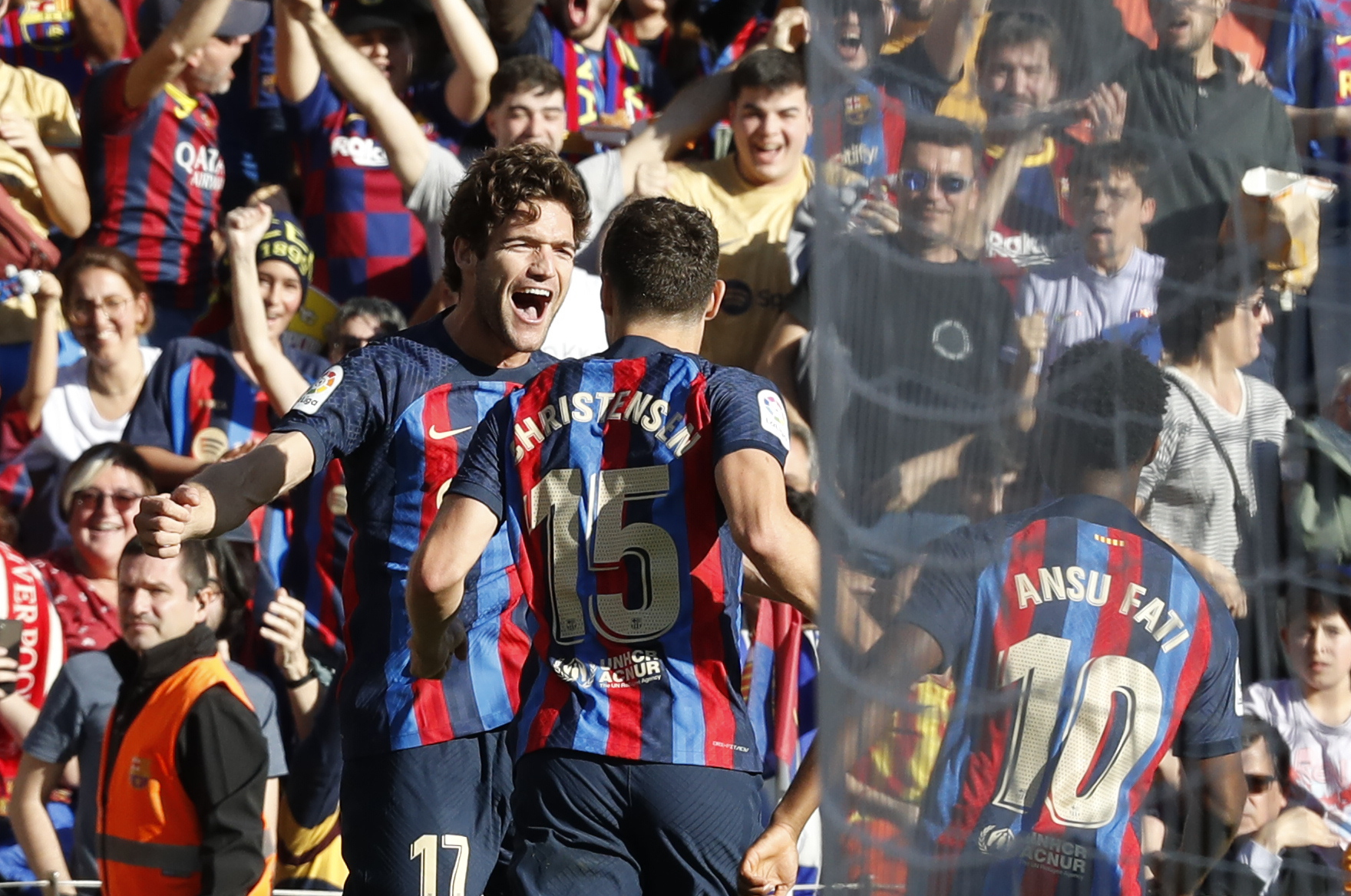 BARCELONA, 31/12/2022.- Los jugadores del FC Barcelona celebran el gol marcado por su compañero Marcos Alonso (i) ante el RCD Espanyol, durante el partido de la jornada 15 de LaLiga disputado este sábado en el Camp Nou de Barcelona. EFE/Andreu Dalmau